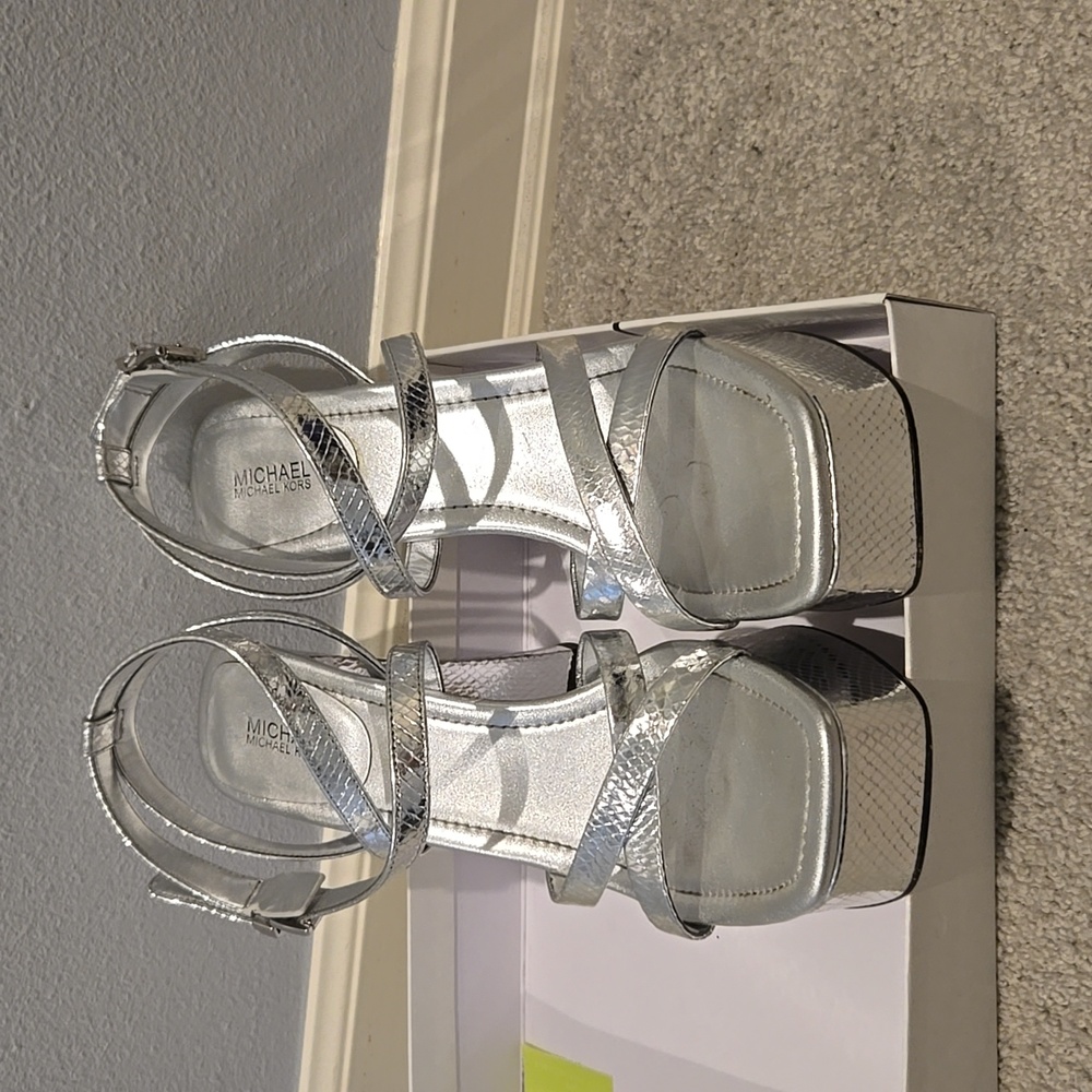 Michael Kors Paola silver leather platform sandals - Picture 4 of 7